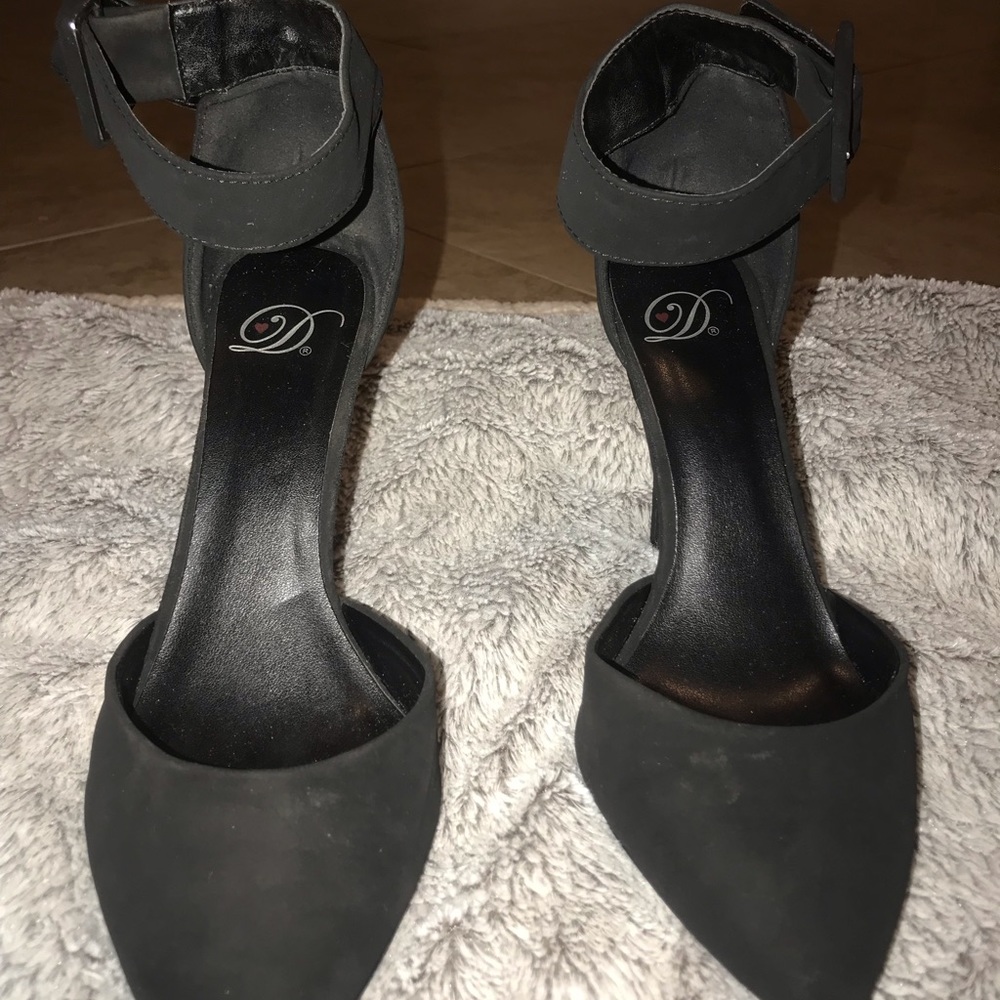 Black heels size 8